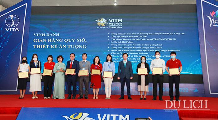 BTC tặng kỷ niệm chương cho các đơn vị đã đóng góp tích cực cho VITM Hà Nội 2022